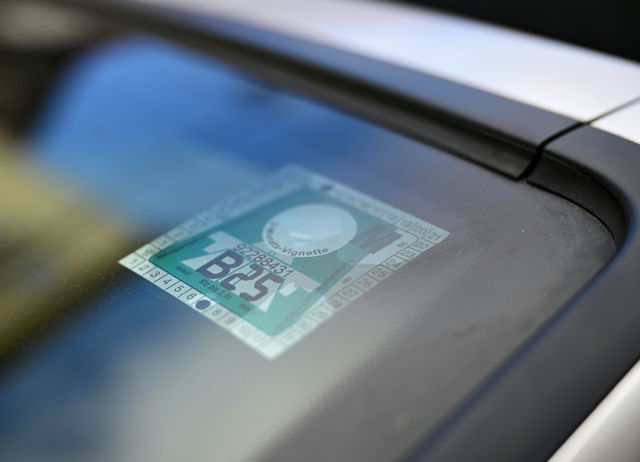 Ein Pickerl in einer Windschutzscheibe