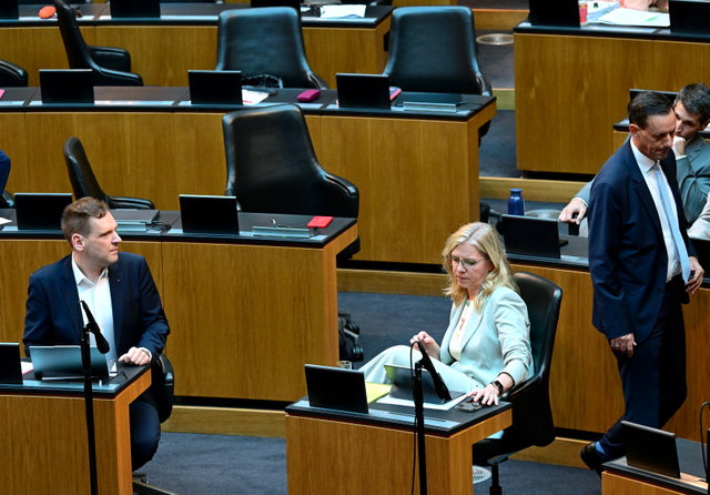 SPÖ-Klubchef Kucher, Grünen-Parteichefin Gewessler sitzen in der ersten Reihe, dahinter ist der Saal fast leer