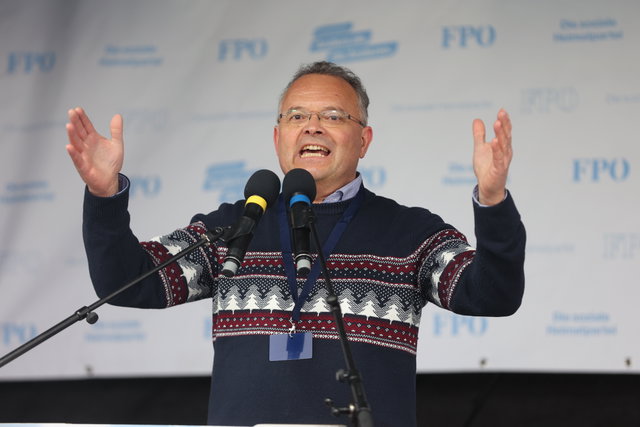 Der freiheitliche Abgeordnete Gerald Hauser spricht auf einer Corona-Demo