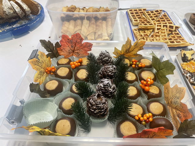 Selbstgebackene Mehlspeisen auf einem dekorierten Buffett