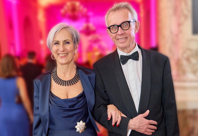 Justizministerin Anna Sporrer und ihr Mann Robert Wiesner in eleganter Ballgarderobe vor einem Ballsaal