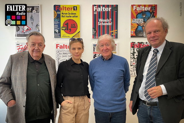 (Dieser ALT-Text wurde mithilfe von KI erstellt) Vier Personen stehen vor einer Wand mit Falter-Magazin-Covern; oben links ist das Falter Radio-Logo zu sehen.