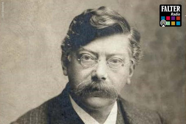 (Dieser ALT-Text wurde mithilfe von KI erstellt) Schwarz-weiß-Porträt eines Mannes mit Brille und Schnurrbart; oben rechts das Logo von Falter Radio.