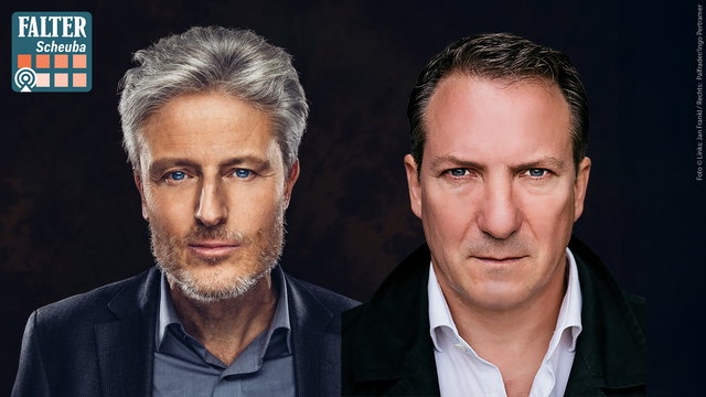 (Dieser ALT-Text wurde mithilfe von KI erstellt) Zwei Männer im Porträt vor dunklem Hintergrund, links mit grauem Haar und Bart, rechts mit dunklem Haar; oben links das „FALTER Scheuba“-Logo.