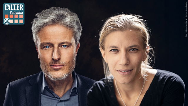 (Dieser ALT-Text wurde mithilfe von KI erstellt) Porträtfoto eines Mannes mit grauen Haaren und Bart sowie einer Frau mit blonden Haaren vor dunklem Hintergrund, oben links das Logo „FALTER Scheuba“.