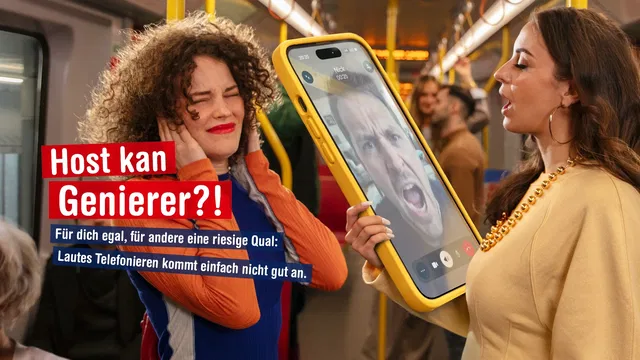 (Dieser ALT-Text wurde mithilfe von KI erstellt) Zwei Frauen in einer U-Bahn, eine telefoniert laut mit einem übergroßen Smartphone, die andere hält sich genervt die Ohren zu. Text im Bild: „Host kan Genierer?! Für dich egal, für andere eine riesige Qual: Lautes Telefonieren kommt einfach nicht gut an.“