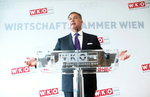 (Dieser ALT-Text wurde mithilfe von KI erstellt) Mann im Anzug spricht an einem Rednerpult mit WKO-Logo vor einer Wand mit der Aufschrift „Wirtschaftskammer Wien“.