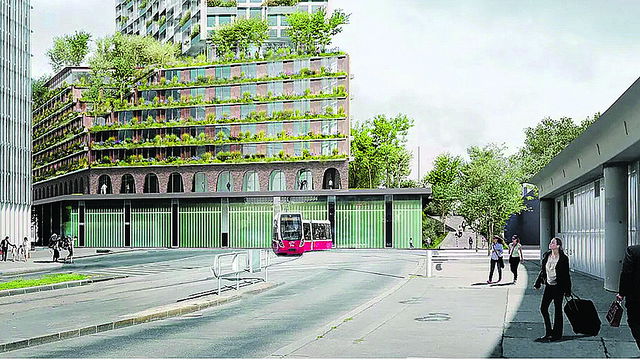 (Dieser ALT-Text wurde mithilfe von KI erstellt) Visualisierung eines modernen Gebäudes mit begrünten Terrassen, Straßenbahn und Passanten vor der Remise Kagran in Wien.