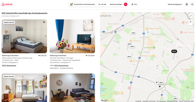 (Dieser ALT-Text wurde mithilfe von KI erstellt) Screenshot einer Airbnb-Suchergebnisseite mit Wohnungsangeboten links und einer Karte mit Unterkunftspreisen im Stadtgebiet rechts.