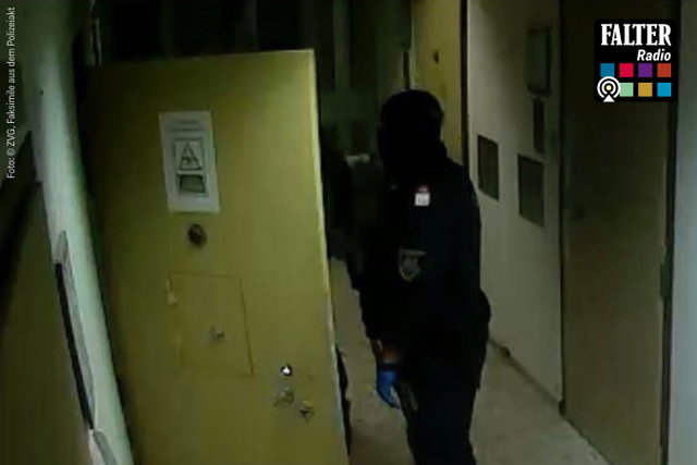(Dieser ALT-Text wurde mithilfe von KI erstellt) Überwachungskamera zeigt eine maskierte Person in Uniform, die eine Tür in einem Flur öffnet; oben rechts das Falter Radio-Logo.